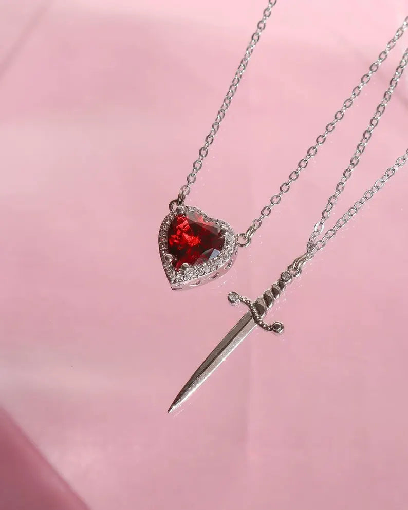 💝  Presentea a tu amor con el Collar Espada y Corazón + Caja de Regalo
